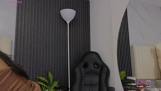 Madiee Rhea online show from July 17, 8:01 pm