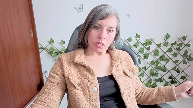 Lady breaks hearts online show from February 6, 4:43 pm