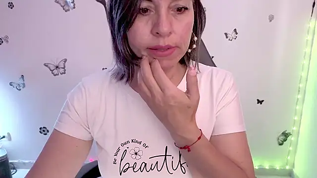 Lady breaks hearts online show from April 30, 1:49 pm