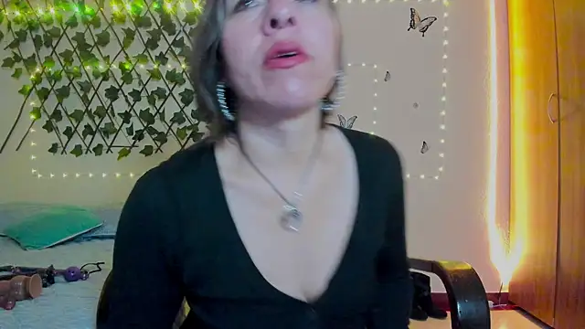 Snapshot of Lady_breaks_hearts chatting on September 30, 10:43 am Lady breaks hearts online show from September 30, 10:43 am