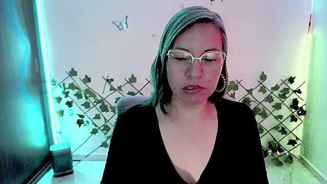 Lady breaks hearts online show from February 16, 1:11 pm