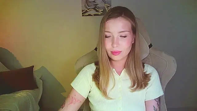 mia raspberrie online show from July 14, 9:30 pm
