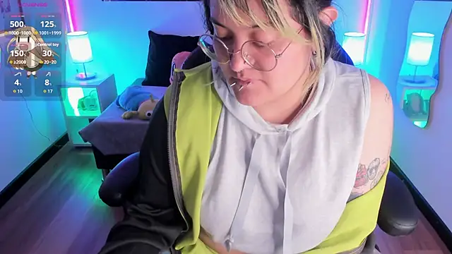 lucky-leah online show from October 30, 4:37 am