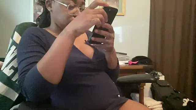 MommyConfident online show from May 26, 7:46 pm