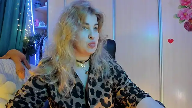 CoraSwon online show from February 25, 6:06 pm