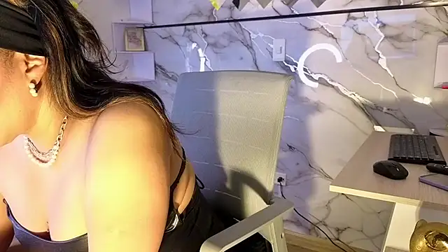 AmberNix online show from August 3, 2:23 pm