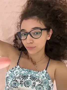 uniquerossie online show from December 3, 9:44 am