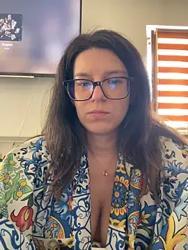 NadiraNoor online show from June 8, 9:32 am