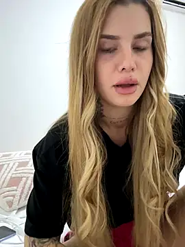 Snapshot of EmiliaCatalina chatting on September 27, 12:51 am EmiliaCatalina online show from September 27, 12:51 am
