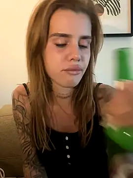 Snapshot of EmiliaCatalina chatting on September 10, 9:48 pm EmiliaCatalina online show from September 10, 9:48 pm