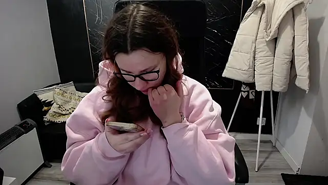 littleviki7 online show from February 3, 7:13 am