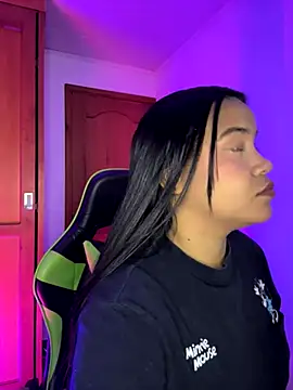 leila 22 online show from November 2, 7:34 am