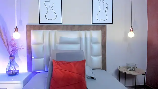 Emilywatsonn online show from June 8, 12:17 pm