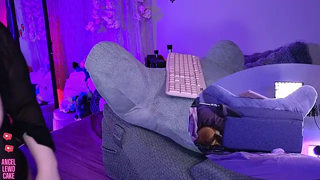 Angel-Lewd-Cake online show from May 3, 3:04 pm