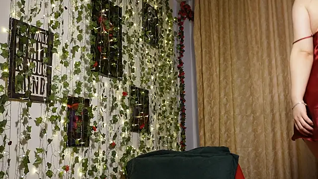 NaughtYHomemadE online show from January 17, 1:07 pm