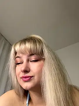 Snapshot of Blonde20 chatting on October 10, 8:19 am Blonde20 online show from October 10, 8:19 am