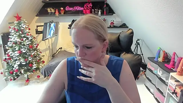 caro kitten online show from December 5, 8:25 am