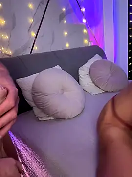 JayJayPink online show from November 4, 8:25 pm