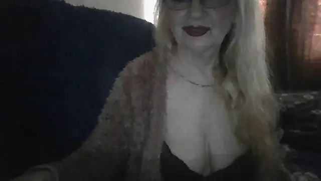 CarlyTreat online show from April 10, 1:50 pm