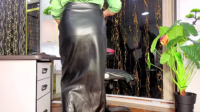 MissEscarleth online show from July 1, 2:55 am