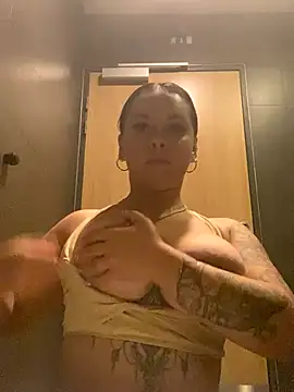 Snapshot of Luccreccia_ chatting on October 4, 9:26 am Luccreccia online show from October 4, 9:26 am