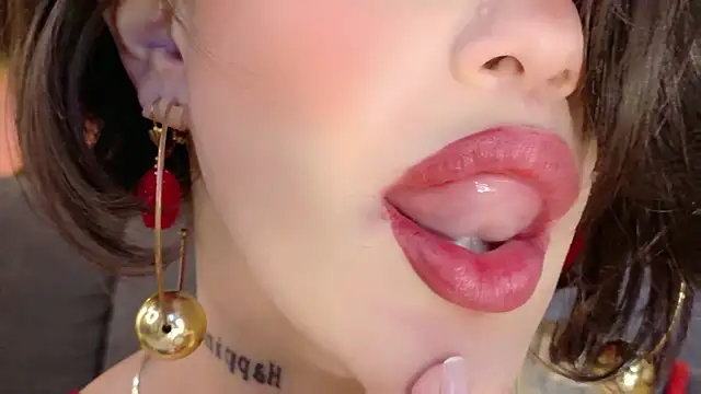 Hannah Borbon online show from June 27, 1:29 am