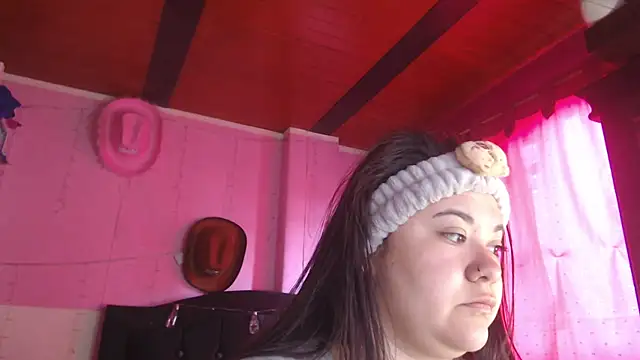 NikkiRous  online show from February 18, 1:32 pm