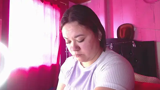 NikkiRous  online show from April 28, 1:26 pm