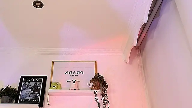 lilyy evanss online show from December 19, 11:30 pm