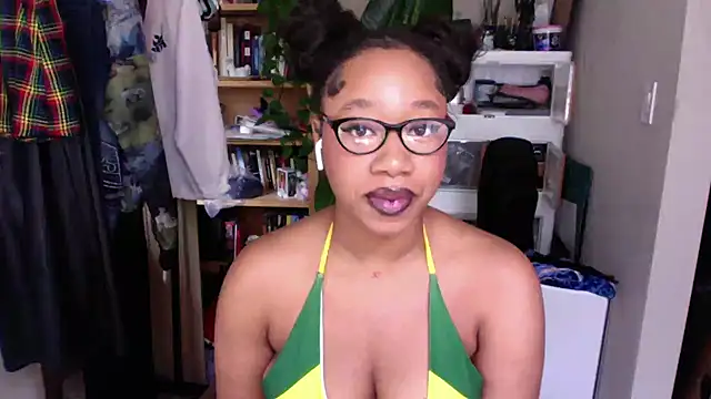 Snapshot of goddessdaisysky chatting on September 18, 6:28 pm goddessdaisysky online show from September 18, 6:28 pm