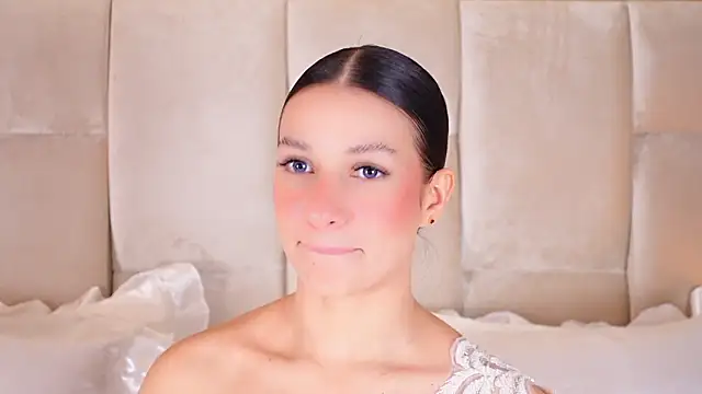 KiraKayleigh1 online show from March 2, 11:43 pm