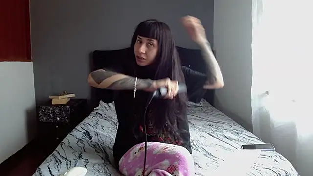 Emilia 1995 online show from June 18, 3:50 pm