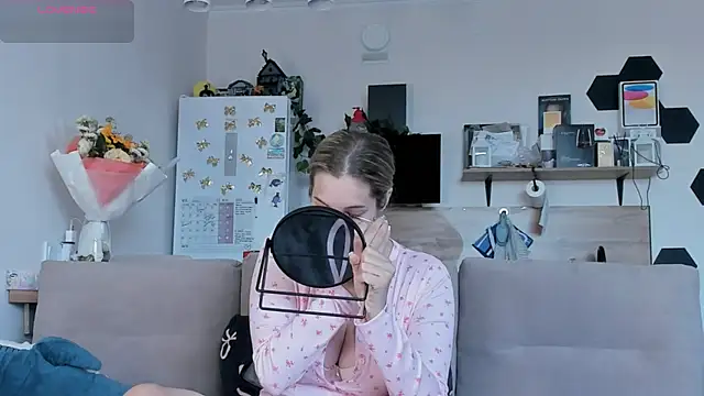 Girl alone home online show from July 3, 3:18 pm