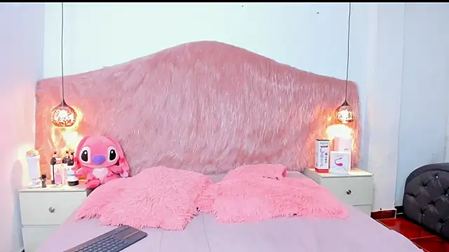 Derek and Skarlet online show from November 2, 1:47 pm