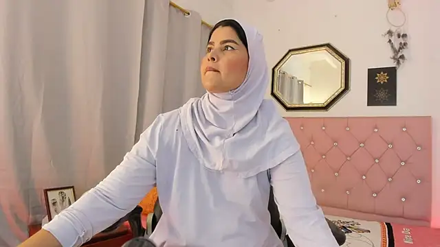 AishaAmin  online show from July 28, 12:12 pm