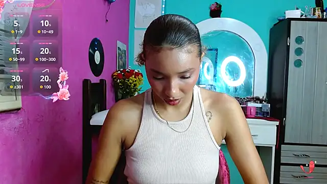 Snapshot of sensitive_brunette chatting on October 9, 12:48 am sensitive brunette online show from October 9, 12:48 am