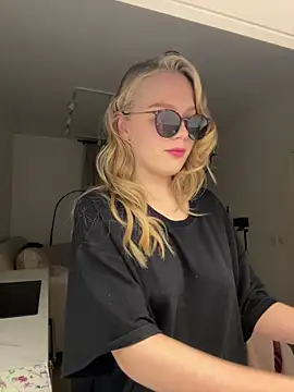 Snapshot of Little_Forest_ELF chatting on October 17, 9:07 pm Little Forest ELF online show from October 17, 9:07 pm