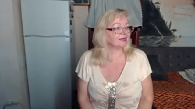 Snapshot of EvelynLoveShy chatting on October 9, 8:13 pm EvelynLoveShy online show from October 9, 8:13 pm