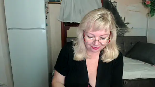 Snapshot of EvelynLoveShy chatting on October 3, 5:51 pm EvelynLoveShy online show from October 3, 5:51 pm