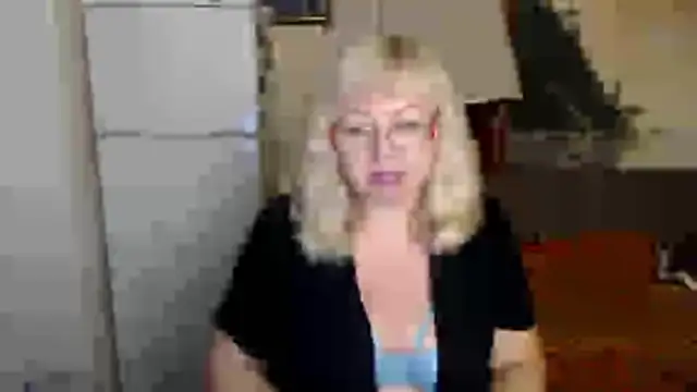 Snapshot of EvelynLoveShy chatting on October 12, 8:44 pm EvelynLoveShy online show from October 12, 8:44 pm