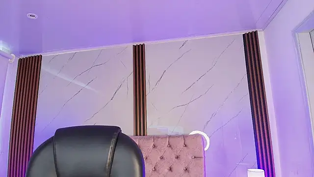 Julianaa Castro  online show from July 4, 12:12 pm