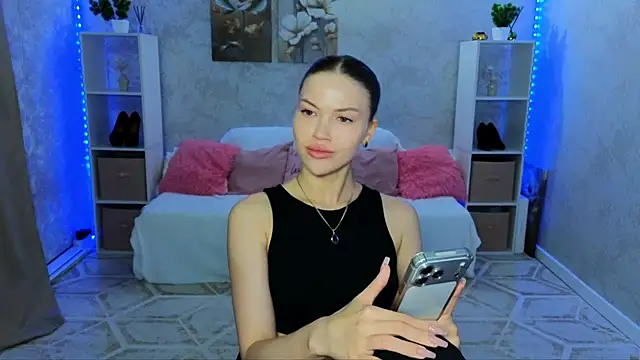 EmmyMills online show from August 1, 9:50 pm
