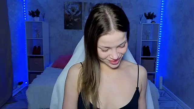 EmmyMills online show from June 14, 3:56 pm