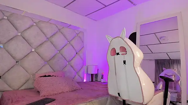 alessiaferry online show from February 3, 5:06 pm