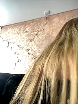Snapshot of Miabonnett_ chatting on October 6, 12:00 pm Miabonnett online show from October 6, 12:00 pm