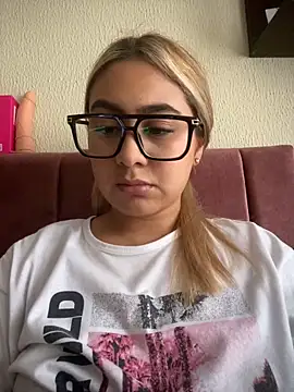 Miabonnett  online show from April 24, 3:59 pm