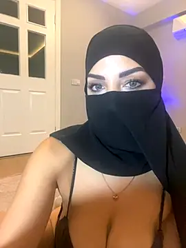 Snapshot of Amberonee31 chatting on October 19, 8:33 pm Amberonee31 online show from October 19, 8:33 pm