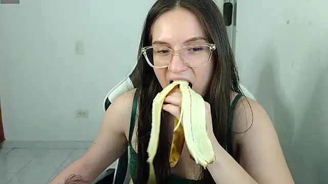 livgomez online show from March 4, 11:55 pm