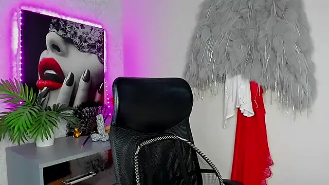 HelenLuxx online show from July 1, 4:28 pm