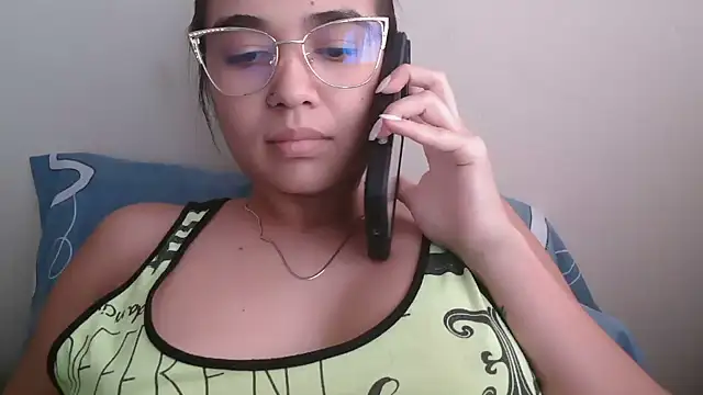 trianabell online show from July 30, 9:04 pm